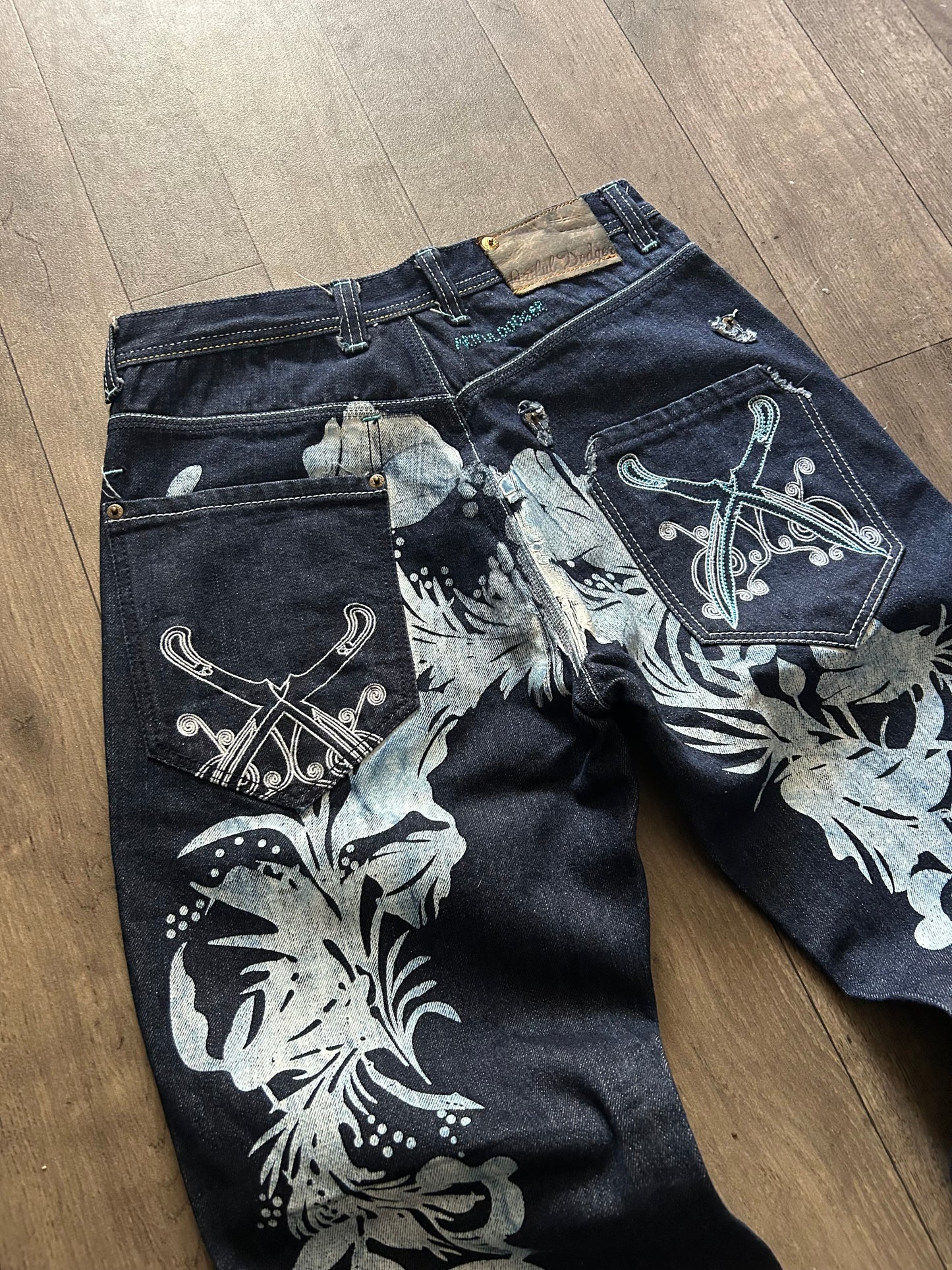 2000’s Artful Dodger Big Embroidery Logo Denim Jeans (size 32)