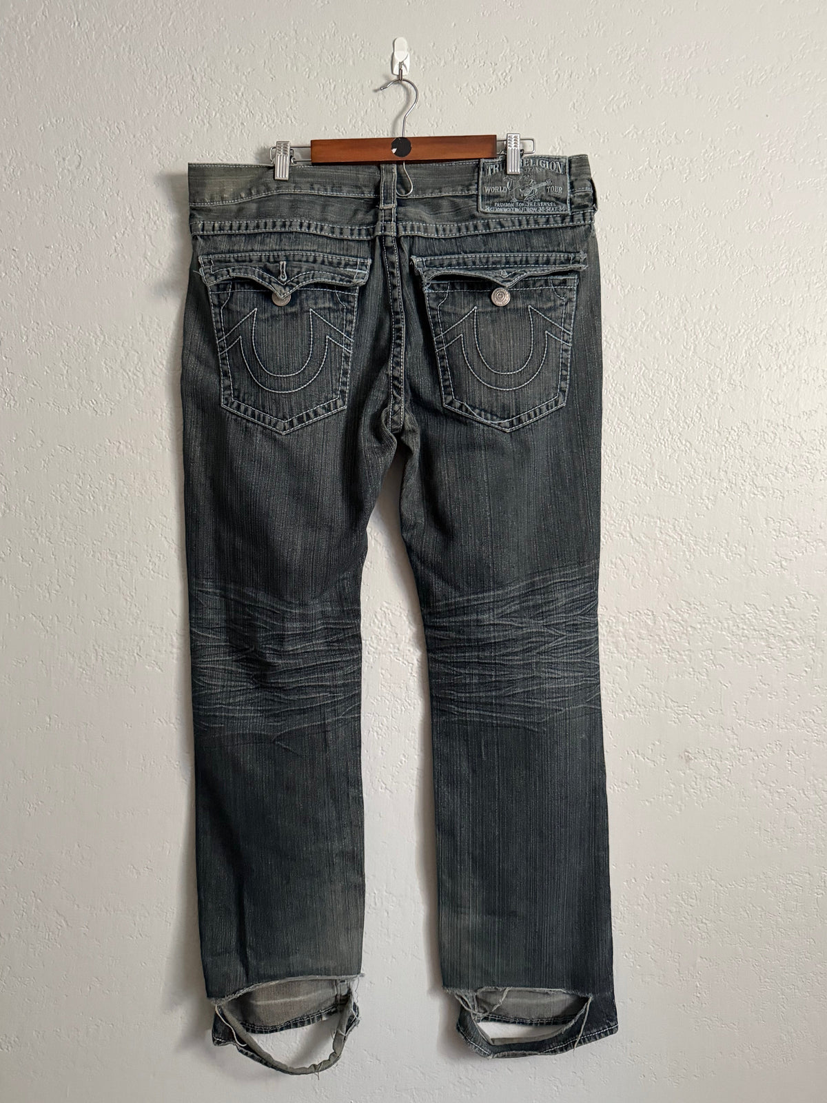 00’s True Religion Distressed Jeans w/ Thrashing (40x32)