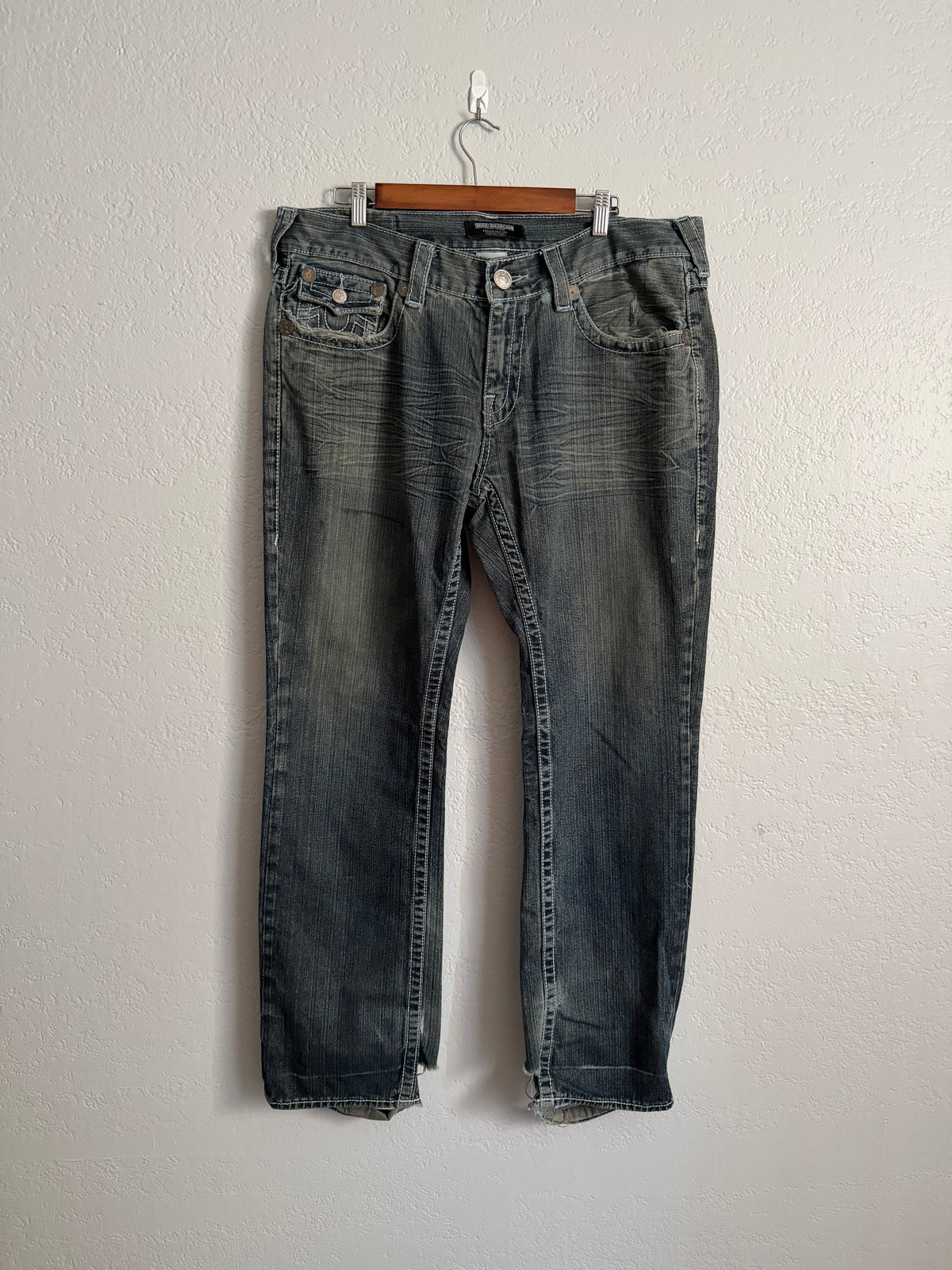 00’s True Religion Distressed Jeans w/ Thrashing (40x32)