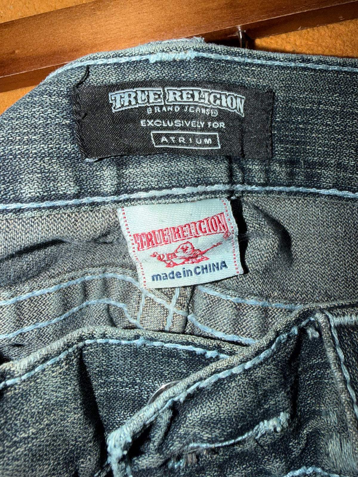 00’s True Religion Distressed Jeans w/ Thrashing (40x32)