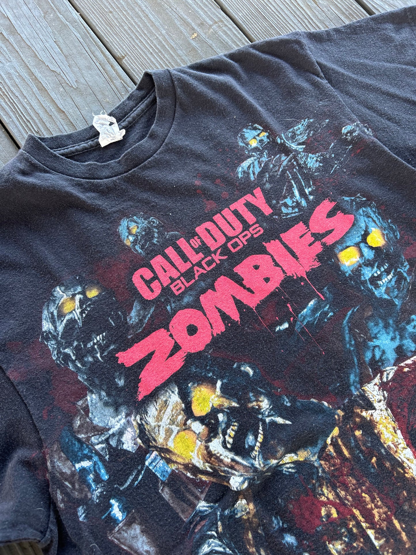 2011 Activision Call of Duty Black Ops Zombies Shirt (Large)