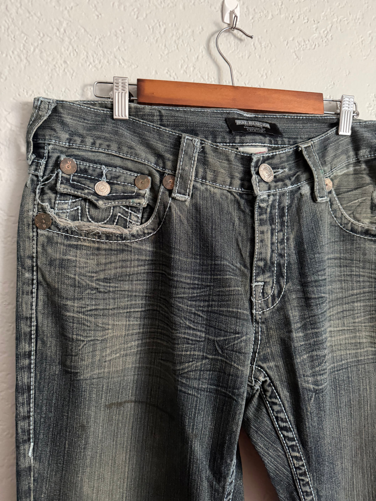00’s True Religion Distressed Jeans w/ Thrashing (40x32)