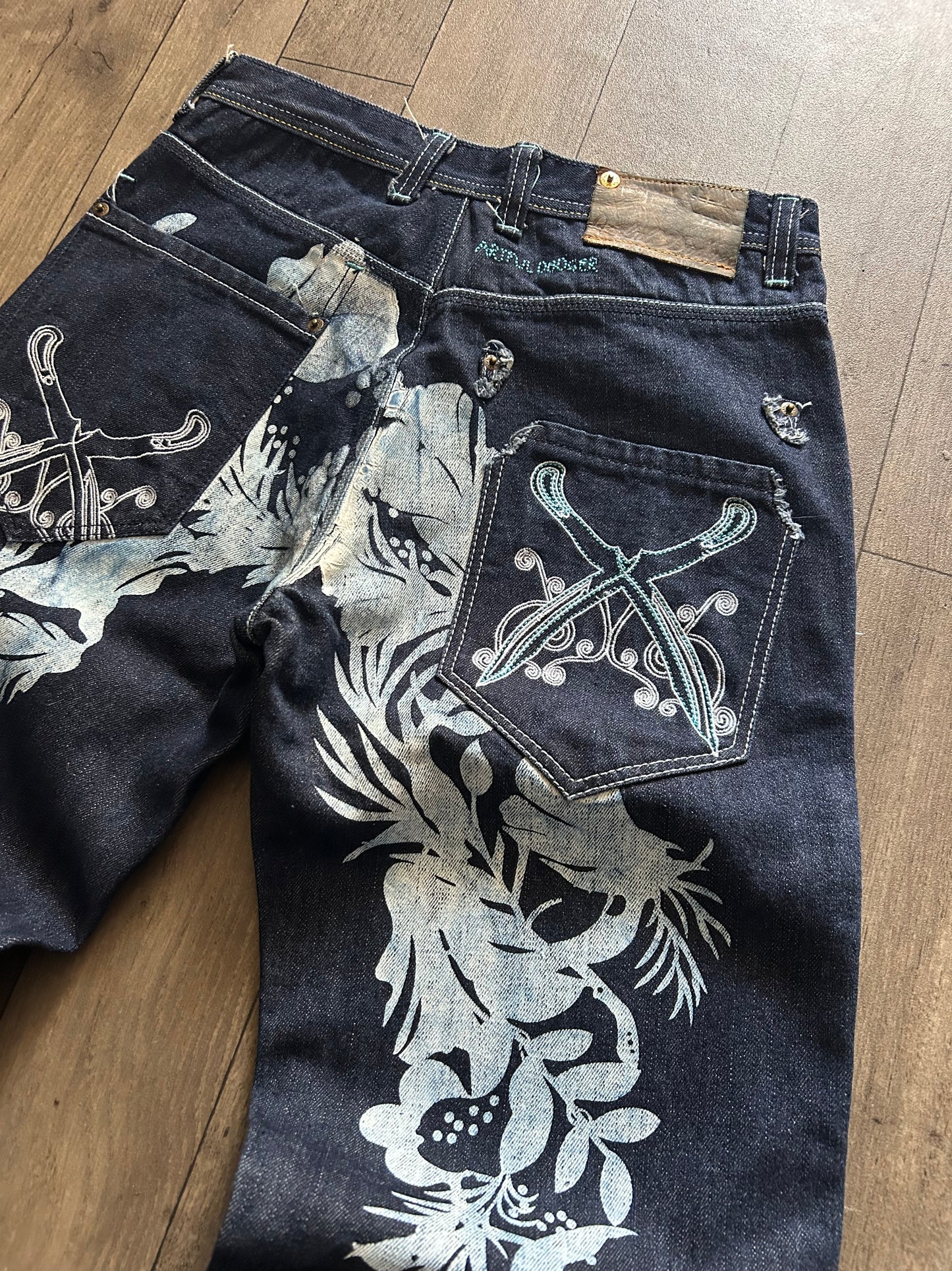 2000’s Artful Dodger Big Embroidery Logo Denim Jeans (size 32)