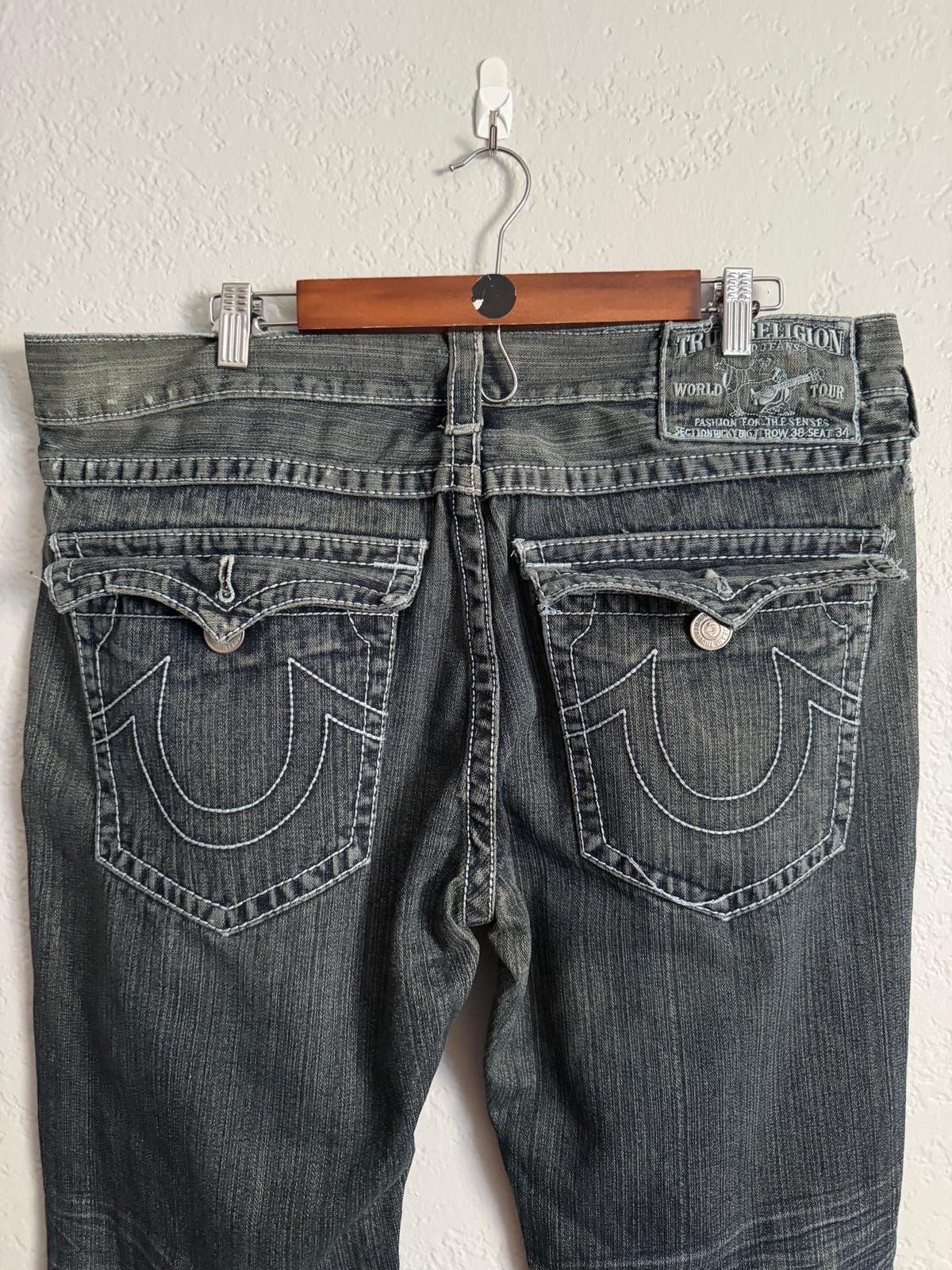 00’s True Religion Distressed Jeans w/ Thrashing (40x32)